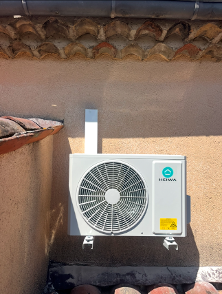 Technicien MAY'R CLIM en intervention climatisation